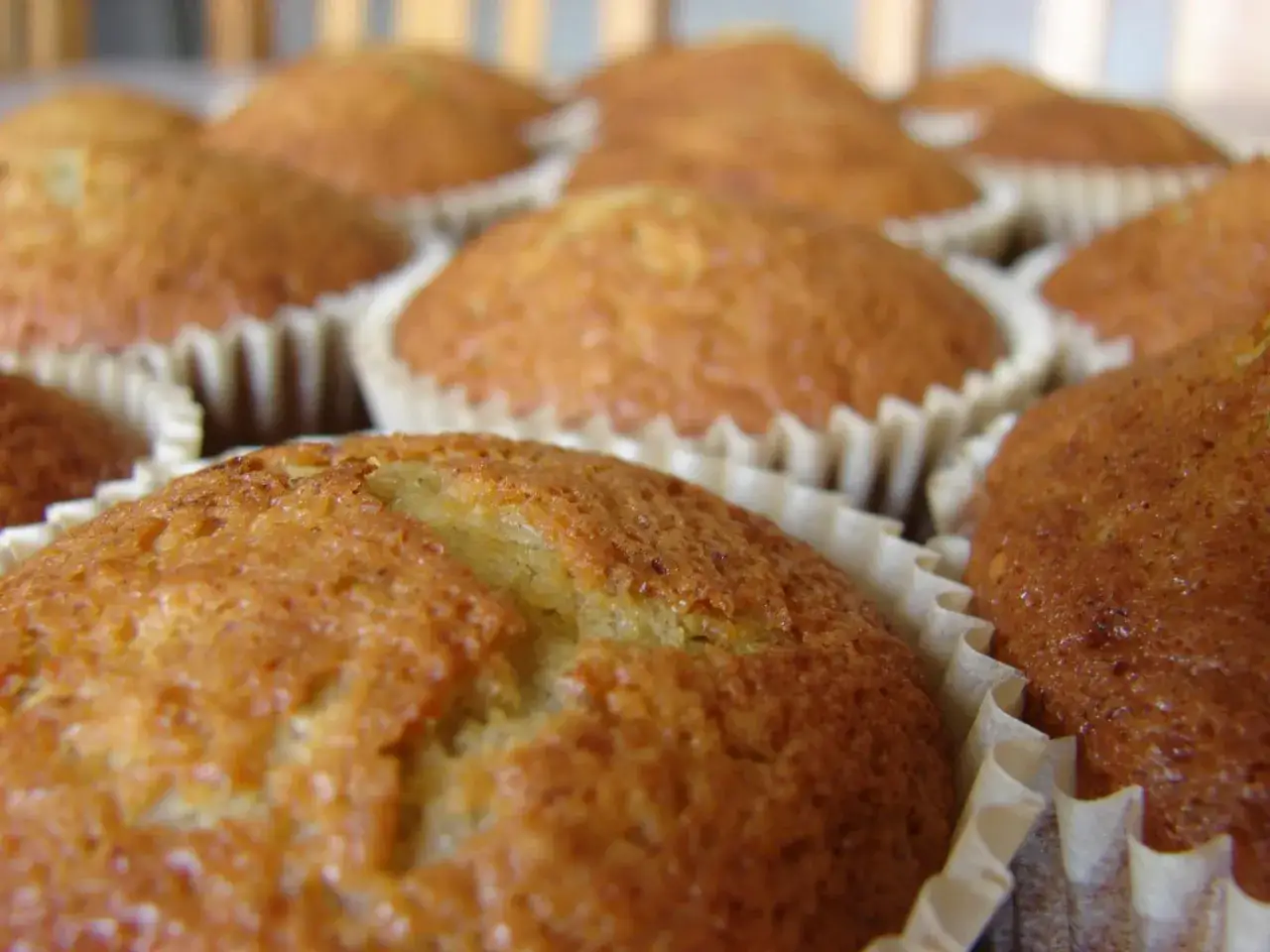 Nybakade bananmuffins i pappersformar, perfekta för ett enkelt bananmuffins recept.