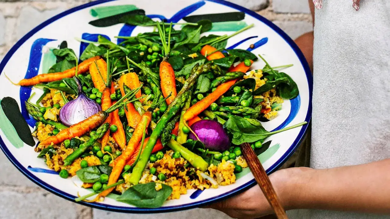 En färgstark bulgur-sallad med morötter, sparris, ärter och rödlök. Ett perfekt bulgur recept för en lätt lunch.