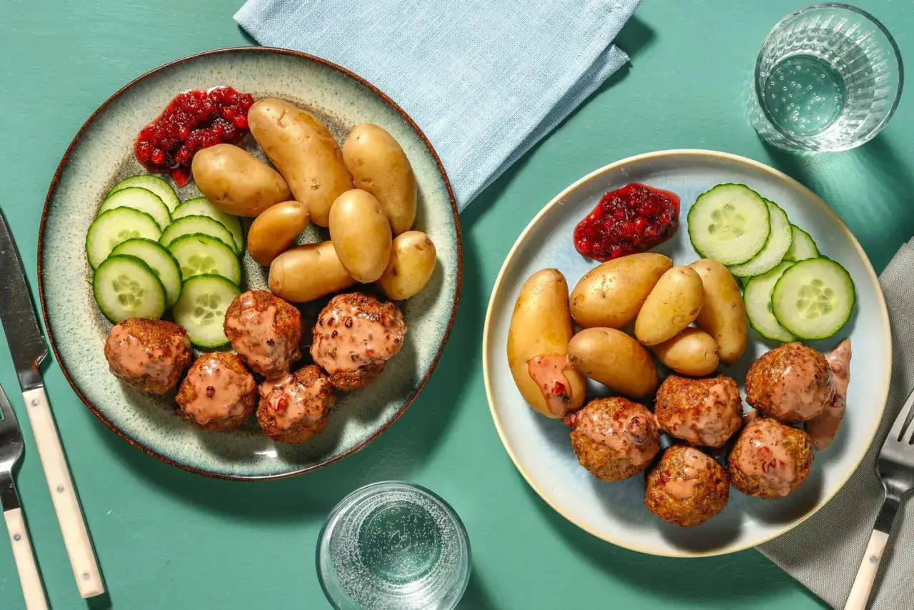 Tv&aring; tallrikar med k&ouml;ttbullar, potatis, gurka och lingonsylt. Ett perfekt recept middag f&ouml;r hela familjen.