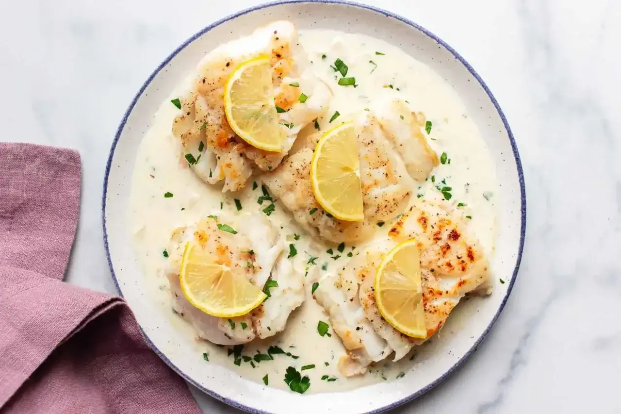Fiskfil&eacute;er i kr&auml;mig vitvinss&aring;s, toppade med citronskivor och f&auml;rsk persilja. En klassisk r&auml;tt som passar perfekt till fisk.