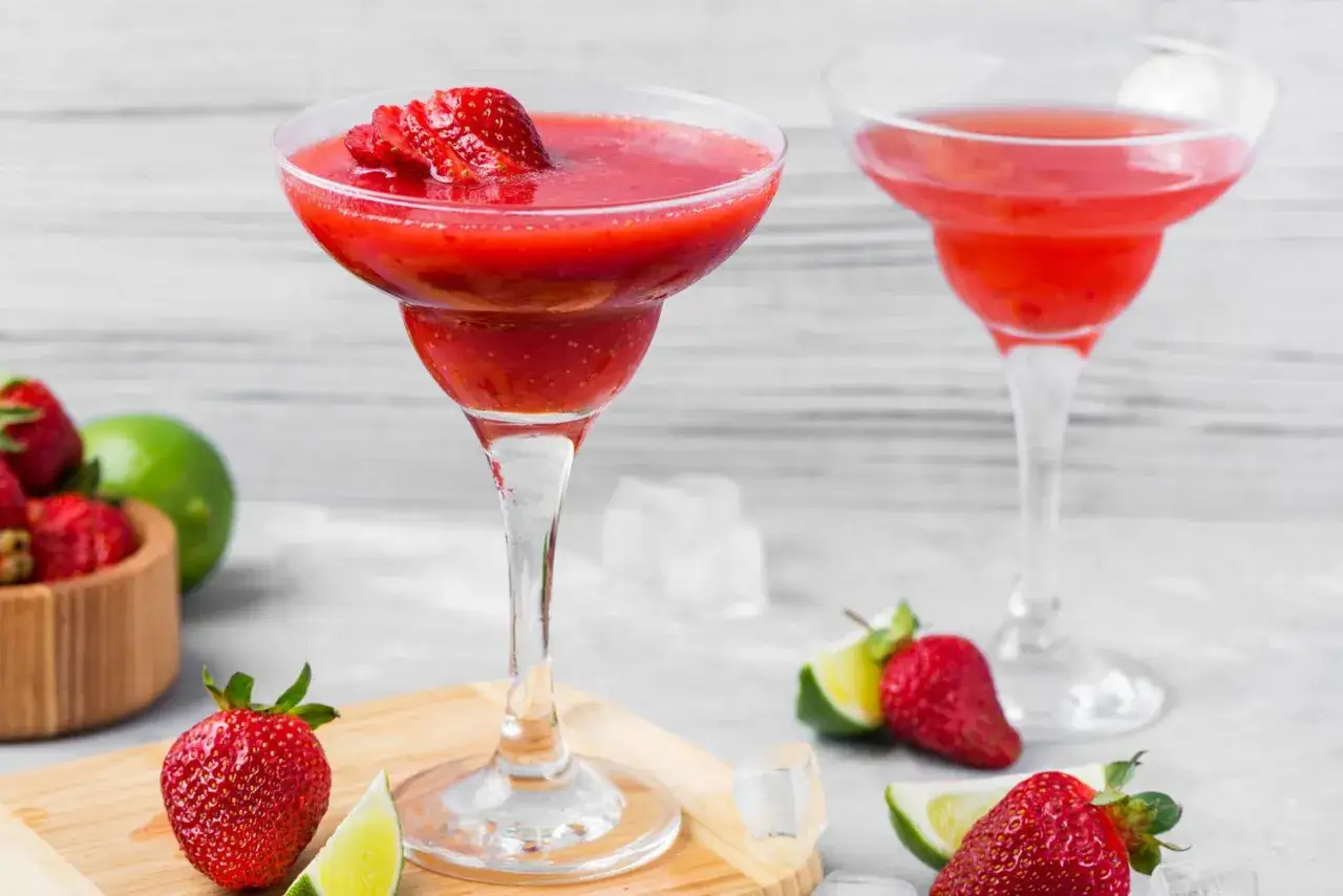 Tv&aring; frostiga strawberry daiquiri-drinkar med f&auml;rska jordgubbar och lime. Perfekt f&ouml;r ett somrigt strawberry daiquiri recept.