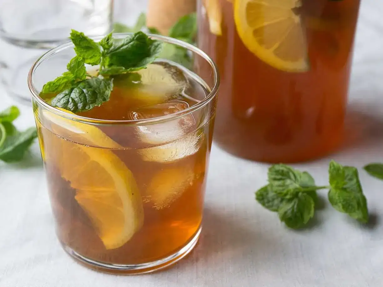 Ett glas isvatten med citron och mynta, perfekt f&ouml;r ett iste recept.