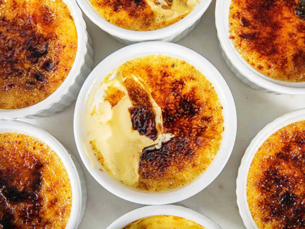 Flera krämiga crème brûlée-desserter med knäckig karamelliserad yta. Perfekt för ett lyxigt creme brulee recept.