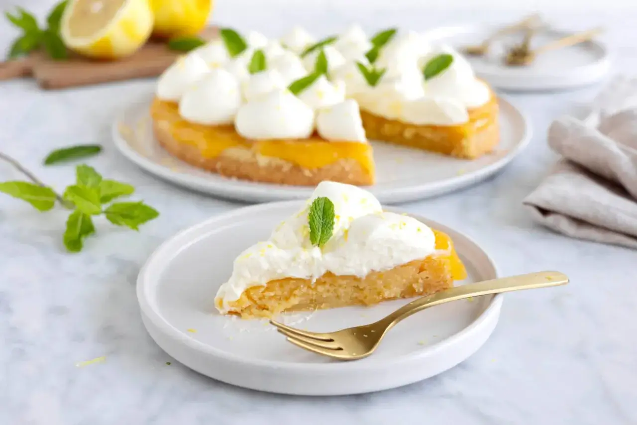 En saftig citronkladdkaka från Ica, toppad med fluffig grädde och färsk mynta. En perfekt bit av sommar!