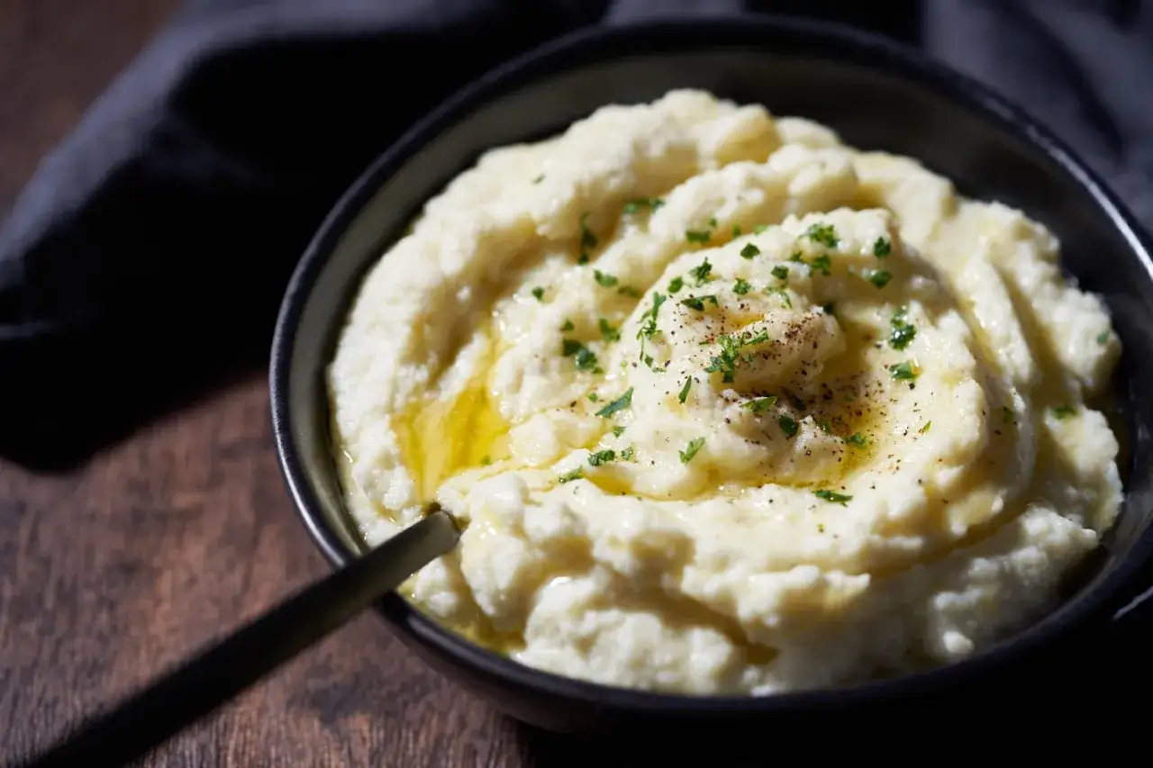 Krämigt blomkålsmos med smält smör och persilja. Ett enkelt och gott blomkålsmos recept som passar till det mesta.