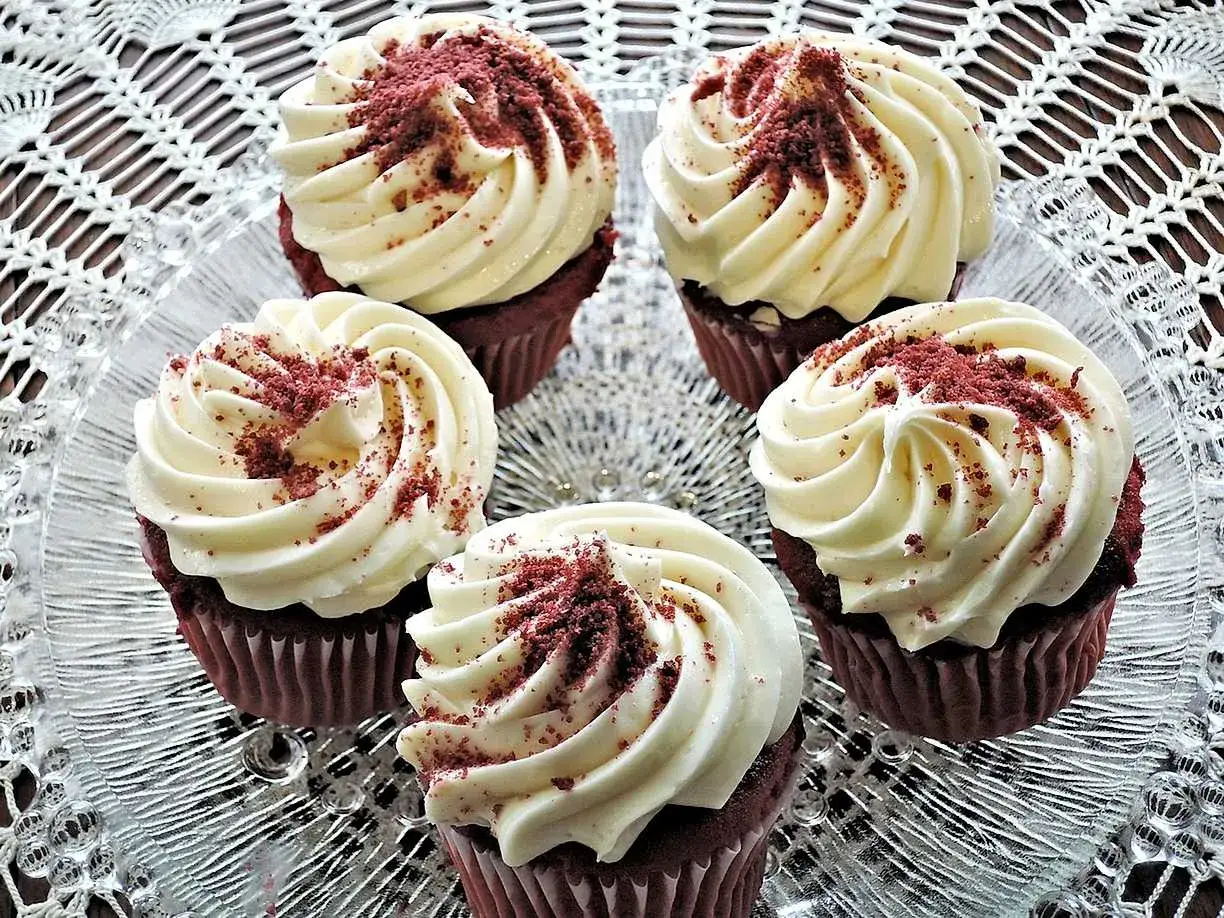 Fem röda sammetsmuffins med krämig frosting, strösslade med smulor. Ett perfekt frosting recept för alla tillfällen.