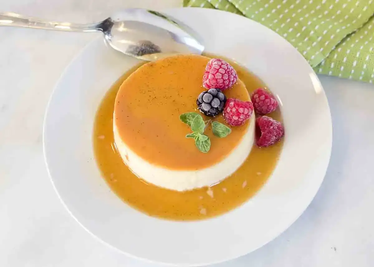 En krämig creme caramel med karamellsås, toppad med hallon, björnbär och mynta. En perfekt dessert.
