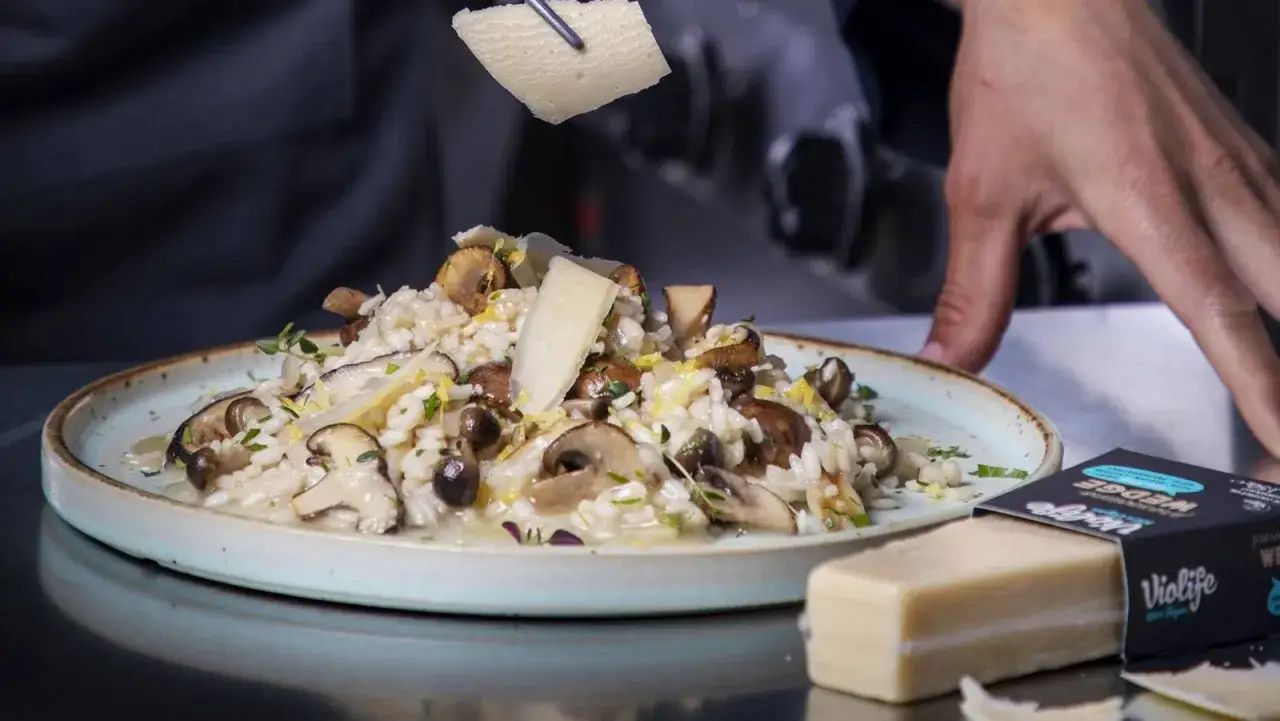 Kr&auml;mig risotto svamp toppas med hyvlad ost. En perfekt r&auml;tt f&ouml;r svamp&auml;lskare.