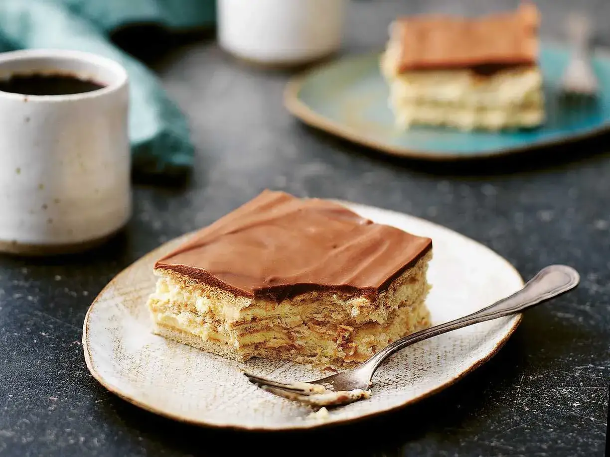 En bit chokladglaserad tårta med mariekex och kräm. Ett perfekt mariekex recept för fikat.