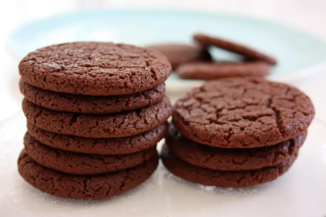 Chokladkakor staplade, redo att avnjutas. Ett perfekt cookies recept för hembakning.