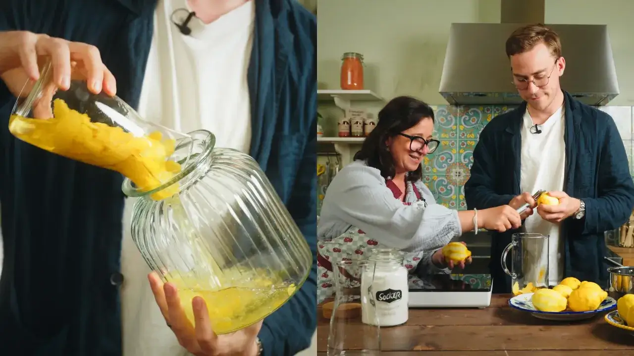 Tv&aring; personer f&ouml;rbereder egen limoncello i ett k&ouml;k. En h&auml;ller citronzest i en glasburk, medan den andra skalar citroner.