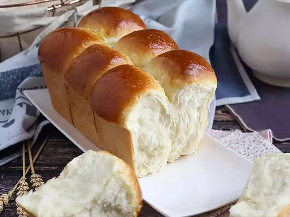 Nybakad brioche, perfekt för ditt nästa brioche recept. Mjuk och fluffig med gyllene skorpa.