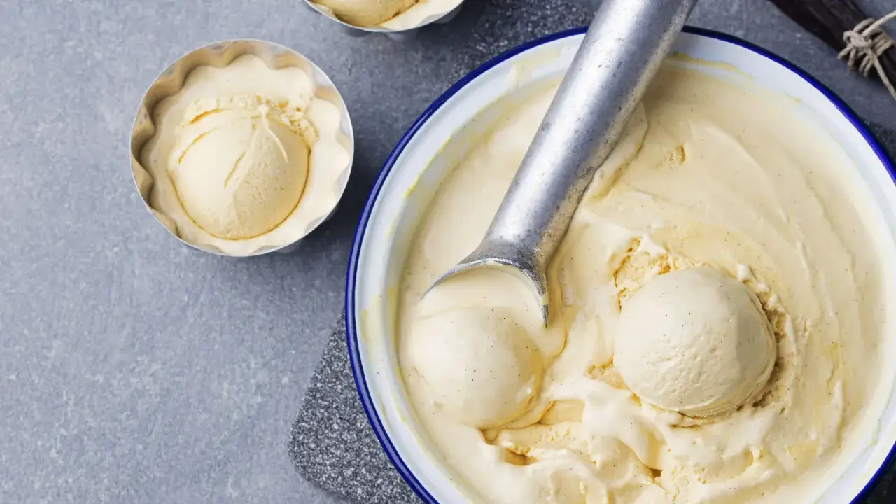 Kr&auml;mig vaniljglass med sm&aring; prickar av vaniljst&aring;ng. Perfekt f&ouml;r ett enkelt gelato recept.