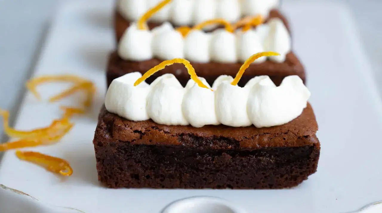 Chokladkakor med fluffig grädde och strimlor av kanderad apelsin. En härlig kombination av sött och syrligt.