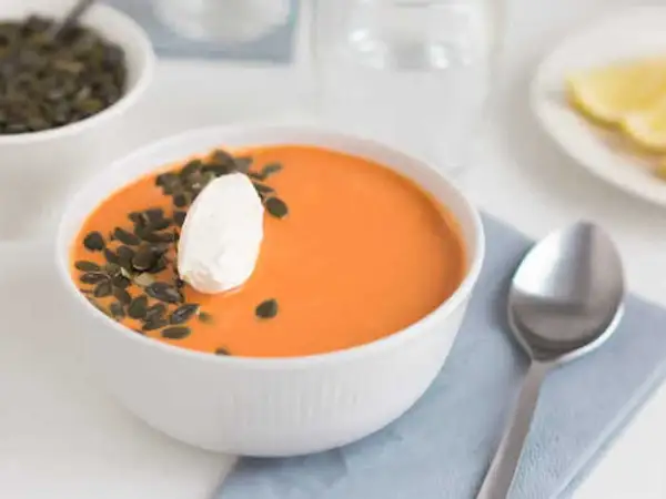 Krämig linssoppa med pumpafrön och en klick gräddfil. Ett enkelt och gott linssoppa recept.