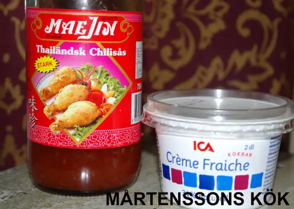En flaska Mae Jin Thailändsk Chilisås och en burk ICA Crème Fraiche. Perfekt för en het och krämig smakupplevelse.