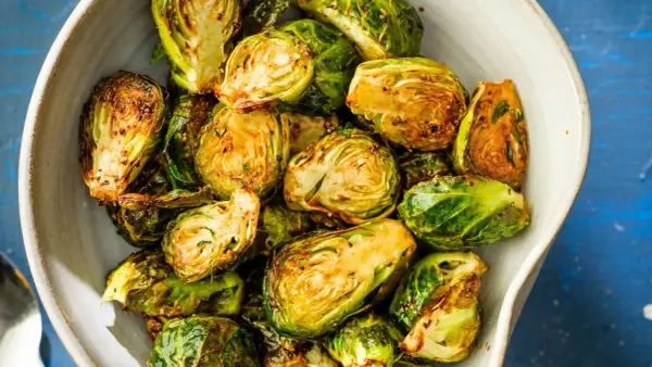 Krispiga brysselkål i airfryer, halverade och gyllene med lite kryddor. Enkel och god rätt.