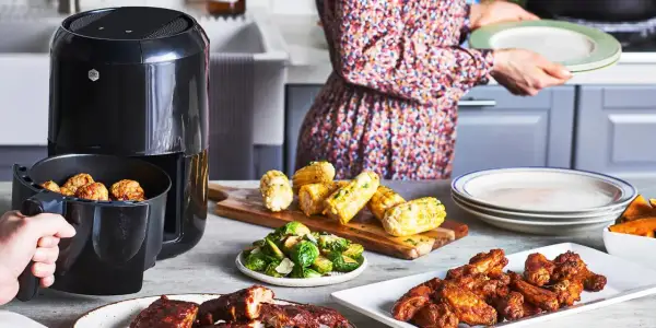 En airfryer med köttbullar, majskolvar, brysselkål och revbensspjäll. Perfekt för att grilla lamm och andra godsaker.