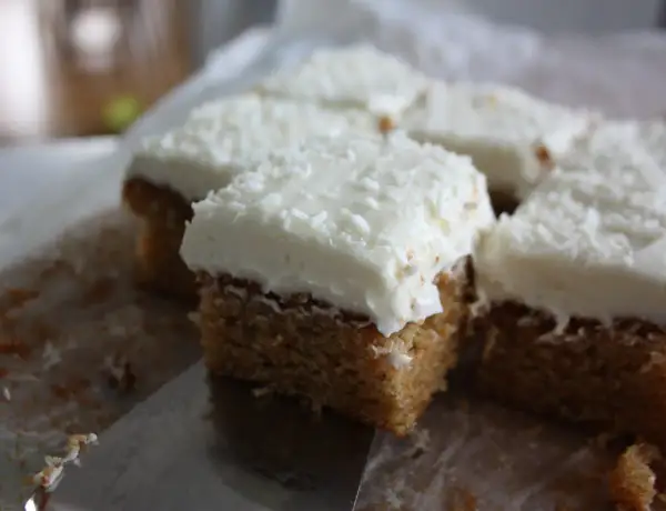 Färska bitar av morotskaka med krämig frosting och kokosflingor. En perfekt fika!