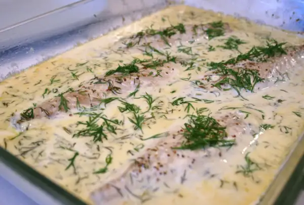 Ugnsbakad makrill i en krämig sås med dill och senapsfrön. En klassisk svensk rätt som doftar ljuvligt.