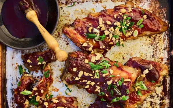 Glacerade revbensspjäll med jordnötter och salladslök, redo för grillen. Ett perfekt grill recept för sommaren.