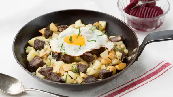 En klassisk pyttipanna med stekt ägg, potatis och kött. Ett enkelt och gott pyttipanna recept.