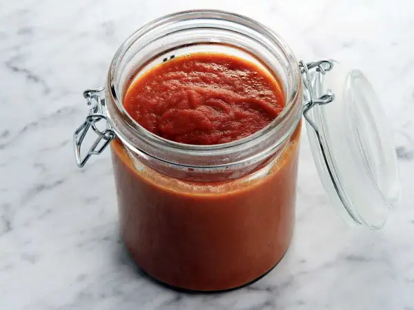 Hemlagad ketchup i en glasburk, redo att användas i ditt nästa ketchup recept.
