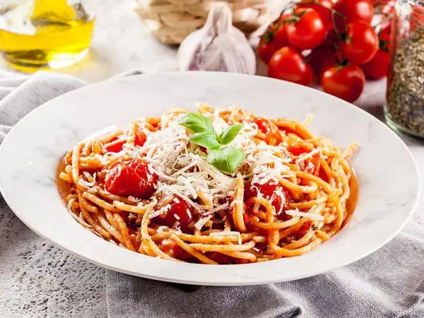 Enkel pastasås med spaghetti, körsbärstomater och riven ost. Enkelt och gott!
