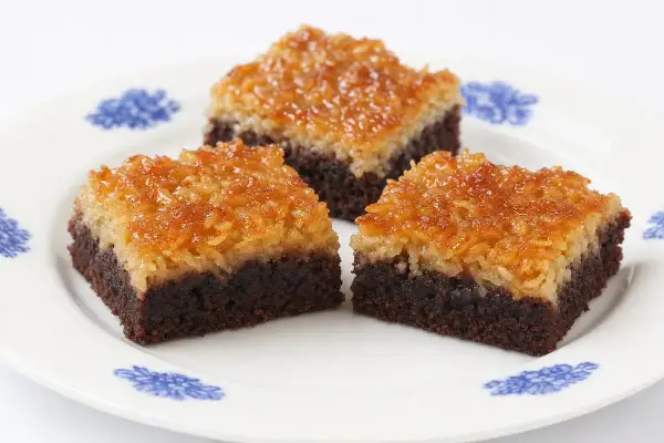 Tre bitar chokladkaka med kokostosca, perfekt att baka i långpanna.