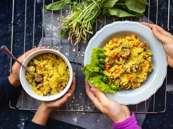 Två skålar med bulgur, morötter och svamp. Ett enkelt bulgur recept för en hälsosam måltid.