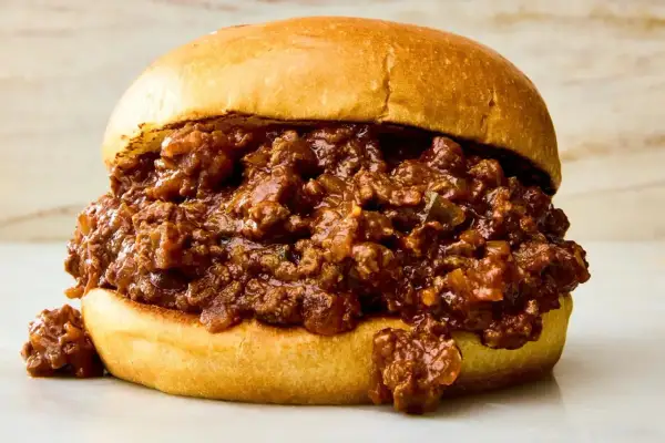En saftig sloppy joe med köttfärs och en gyllene bulle.