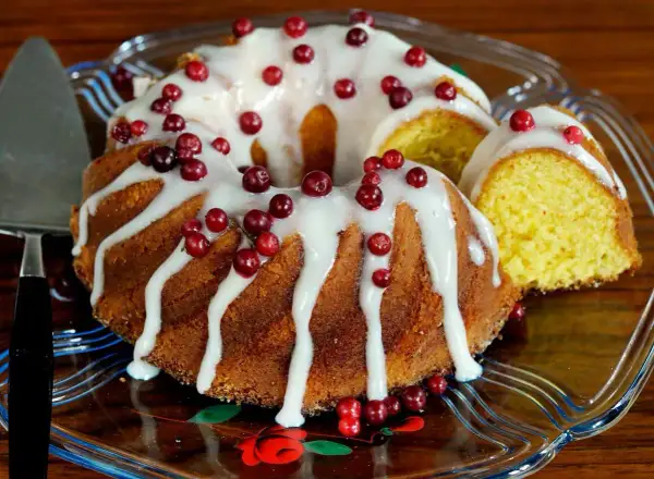 En saftig sockerkaka med vit glasyr och röda lingon. Perfekt för fika, dessa mjuka kakor ser underbara ut.