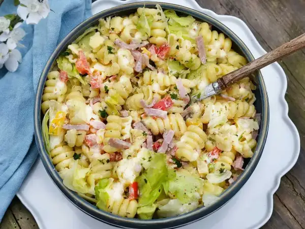 Krämig pastasallad med skinka, tomat och sallad. Perfekt dressing till pastasallad för en somrig buffé.