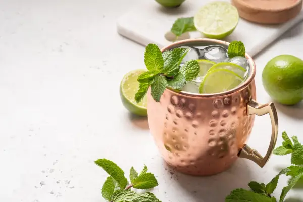 En kopp med is, lime och mynta, perfekt för vodka drinkar.