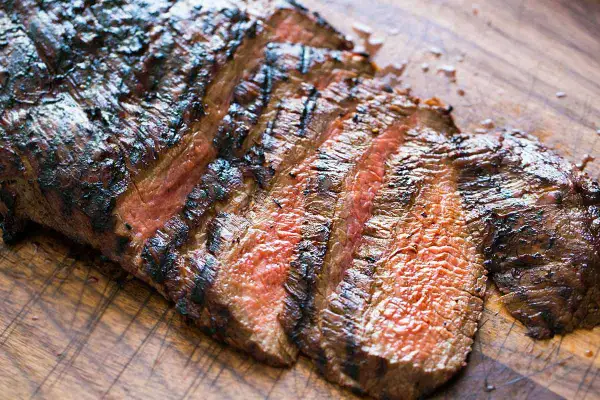 Perfekt grillad flankstek med saftiga, rosa skivor och härliga grillränder. En dröm för alla som älskar att grilla flankstek.