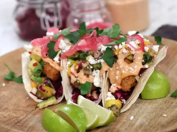 Tre läckra fish tacos med avokado, mango och en krämig sås. Perfekt för ett enkelt fish tacos recept.