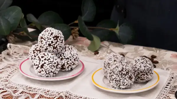 Chokladbollar recept: Mjuka, rullade i kokos och pärlsocker, redo att avnjutas.